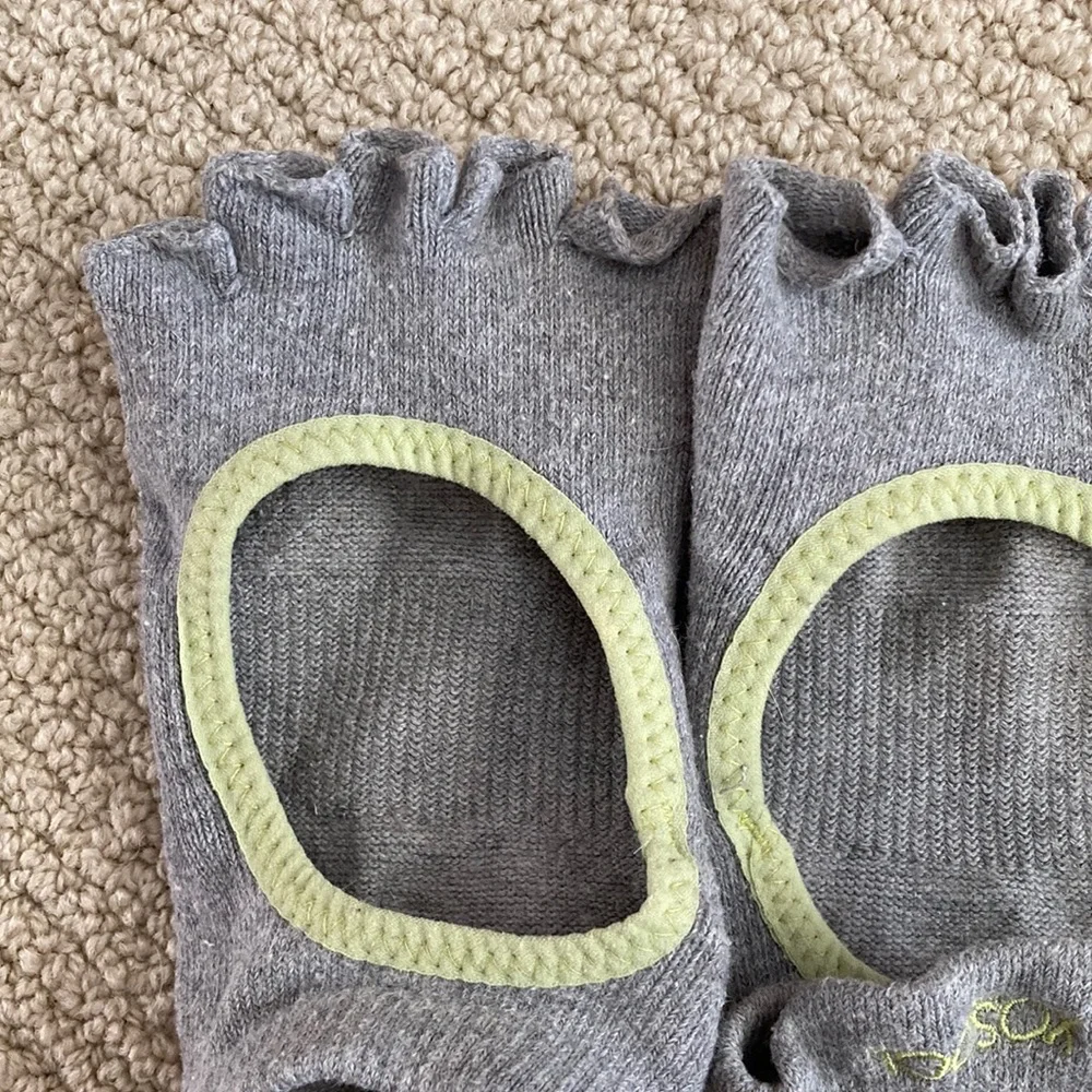Toesox Half Toe Bellarina Grip Socks Size Medium Grey Barre Pilates Yoga EUC